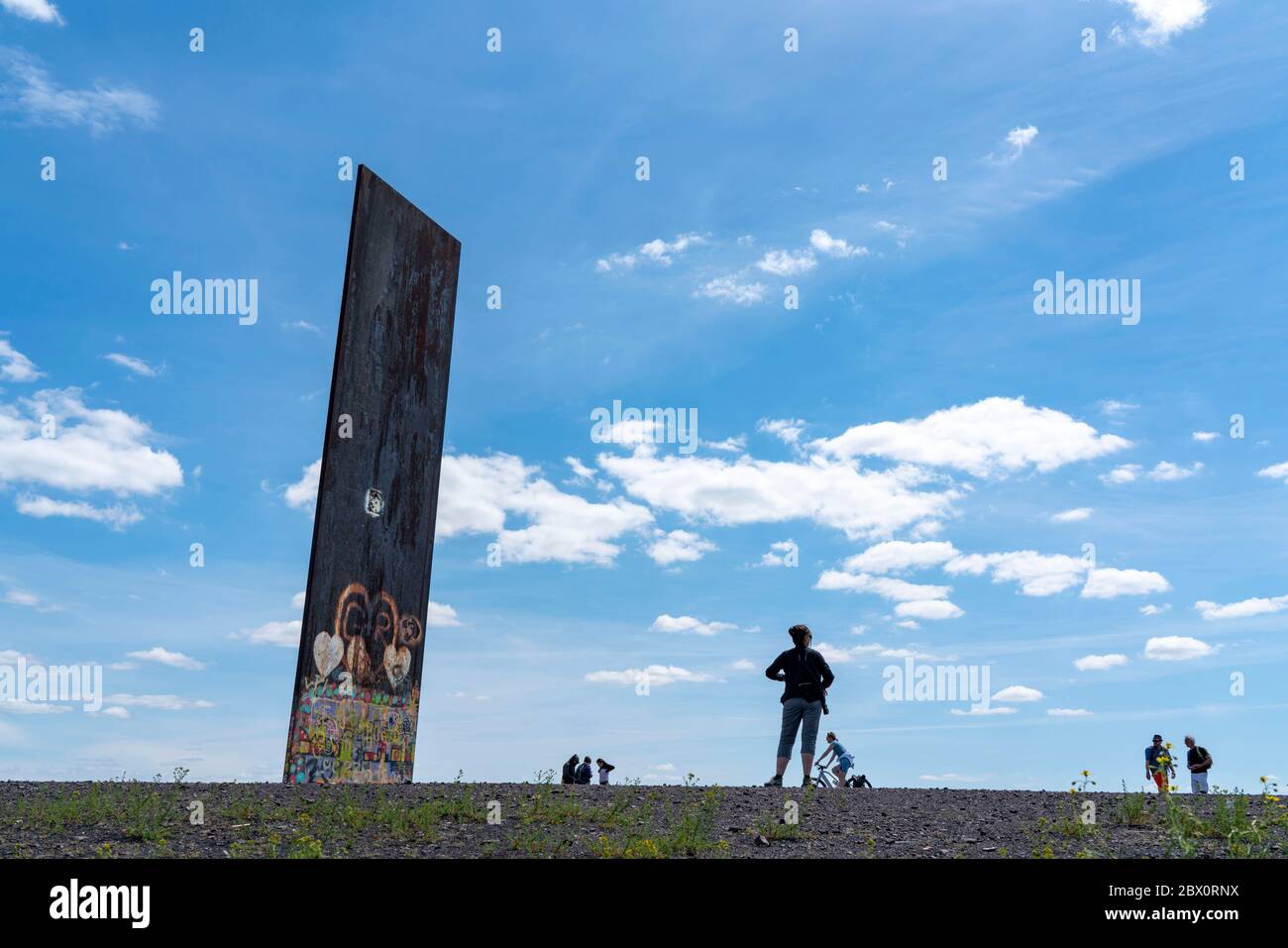 Walker, passeggino, scultura di Richard Serra, lastra per la zona della Ruhr sullo slagheap Schurenbach, Essen, Germania, Foto Stock