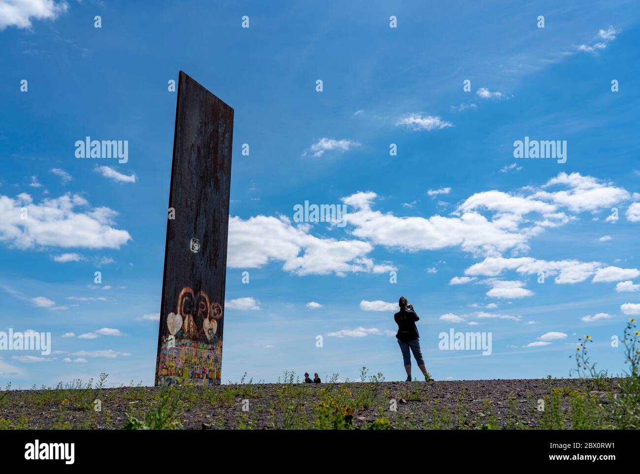 Walker, passeggino, scultura di Richard Serra, lastra per la zona della Ruhr sullo slagheap Schurenbach, Essen, Germania, Foto Stock