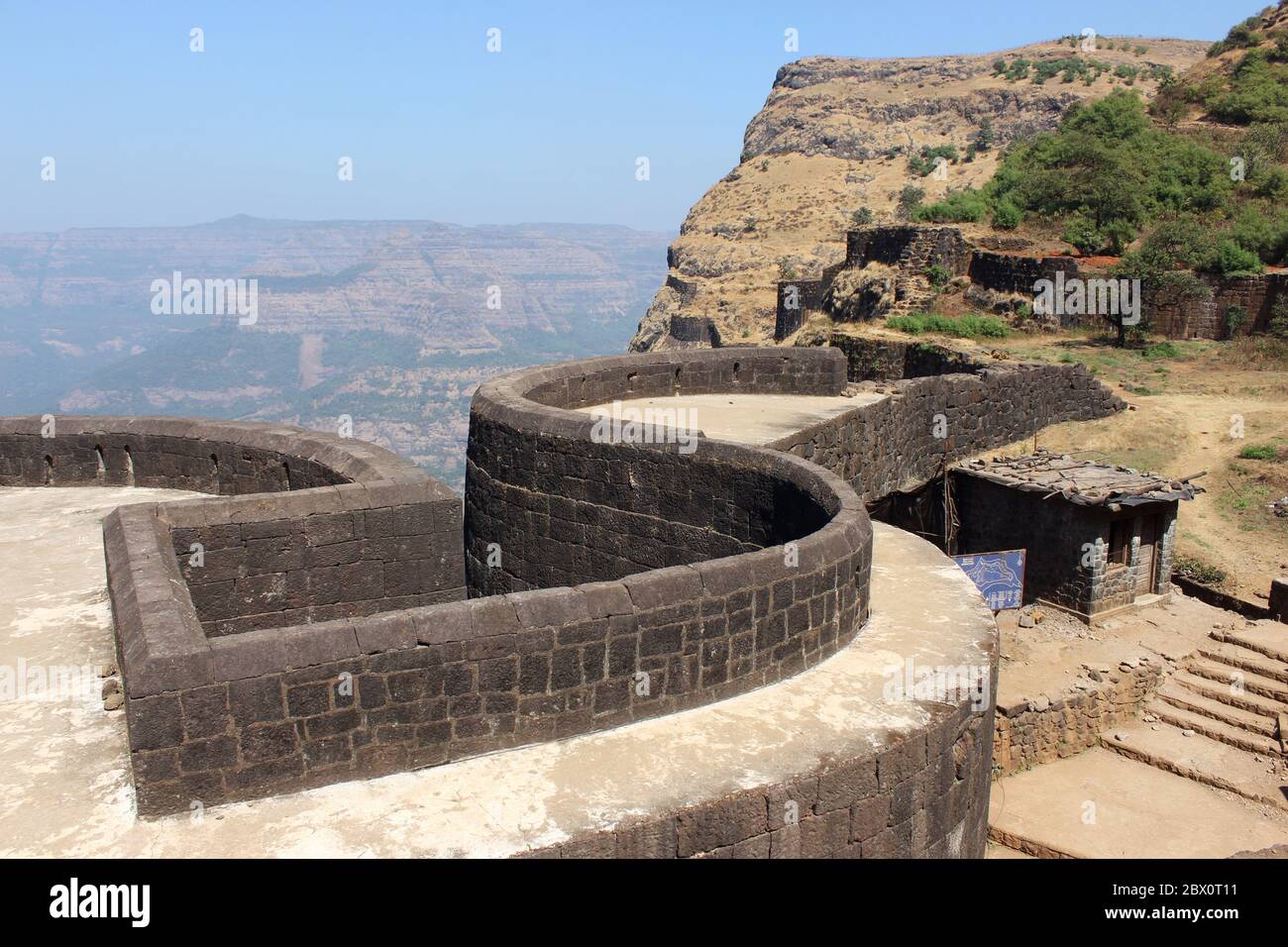 Mura e bastione del forte di Raigad, Raigad, Maharashtra, India. 1737 anni-vecchio maestoso forte di Chhatrapati Shivaji con 1,300 gradini per salire, 350 ettari An Foto Stock