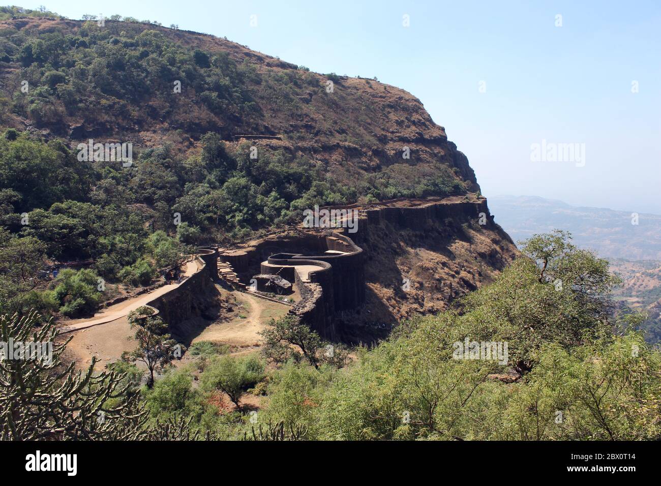 Mura e bastione del forte di Raigad, Raigad, Maharashtra, India. 1737 anni-vecchio maestoso forte di Chhatrapati Shivaji con 1,300 gradini per salire, 350 ettari An Foto Stock