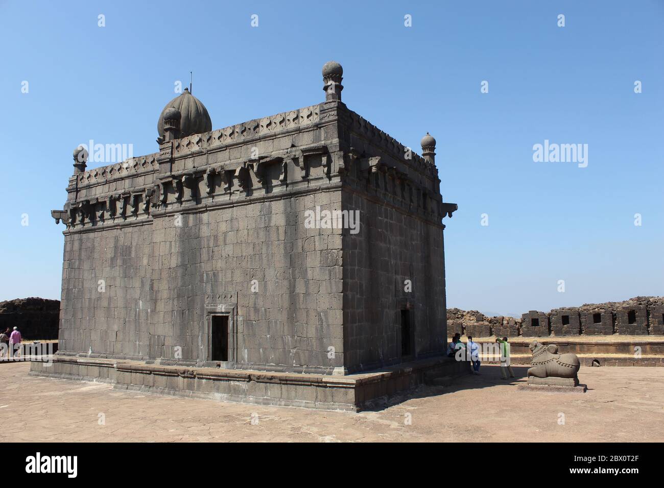 Tempio Jagadishwar con nandi bull di fronte, Forte Raigad, Maharashtra, India Foto Stock