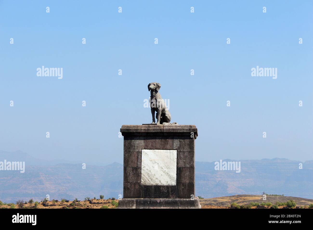 Shivaji Maharaj‚Äôs fedele cane Waghya monumento che ha respirato il suo ultimo con Shivaji. Forte di Raigad, Maharashtra, India Foto Stock