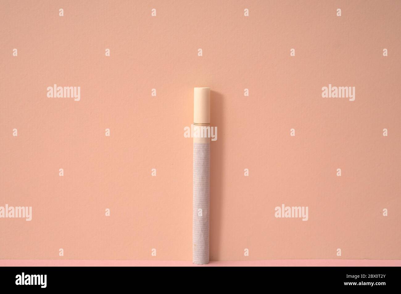 sfondo di colore rosa e sigaretta. Foto Stock