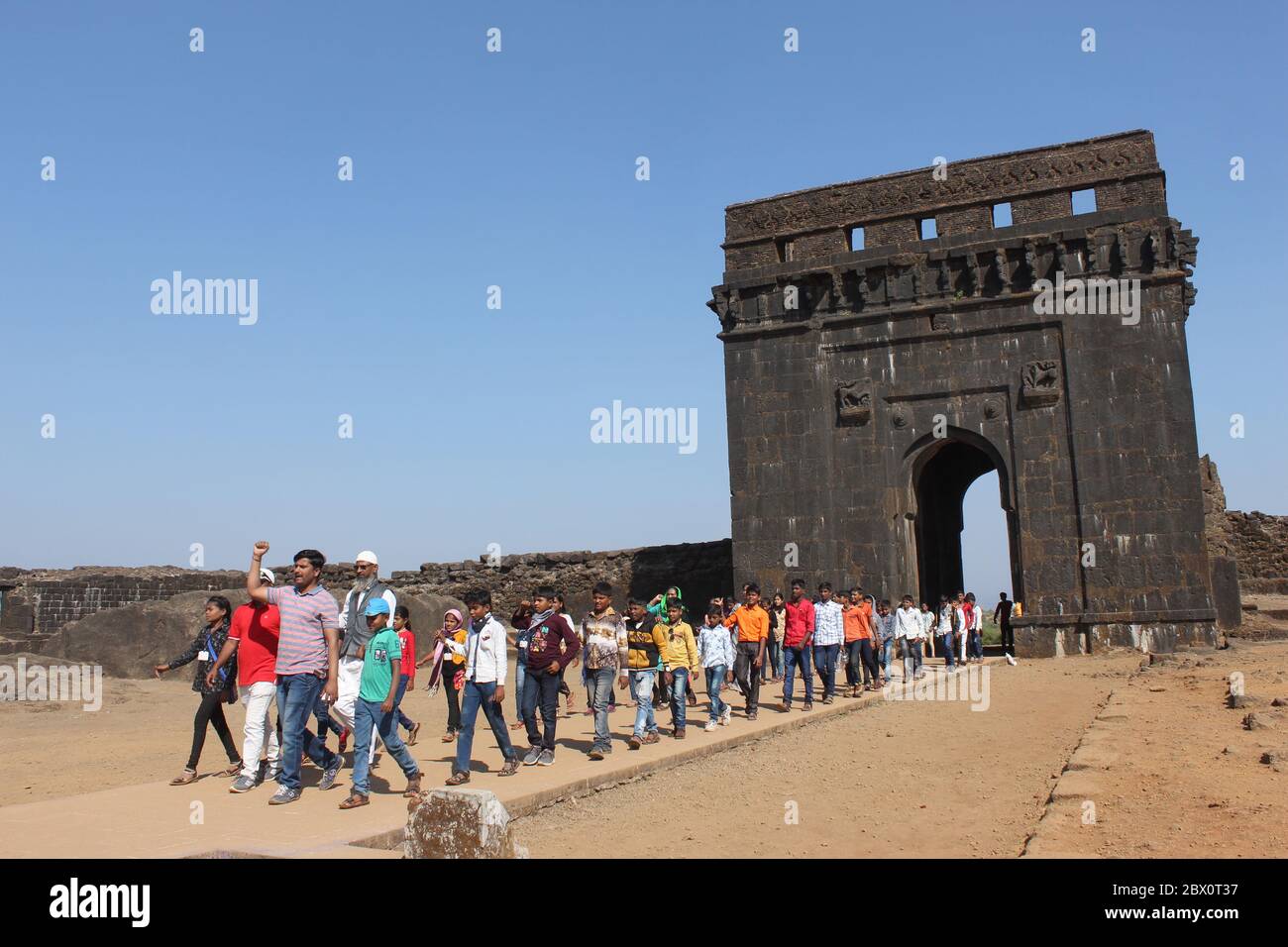 06 febbraio 2020, Raigad, Maharashtra, India . Studenti in visita, Rajwada ingresso o Nagarkhana a Raigad Fort Foto Stock