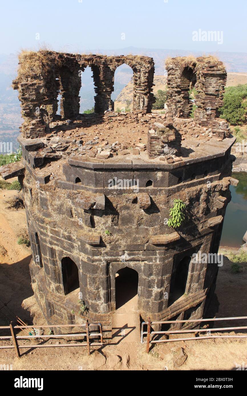 Raigad Fort Main Towers, Raigad, Maharashtra, India. 1737 anni-vecchio maestoso forte di Chhatrapati Shivaji con 1,300 gradini per salire, 350 ettari e larg Foto Stock