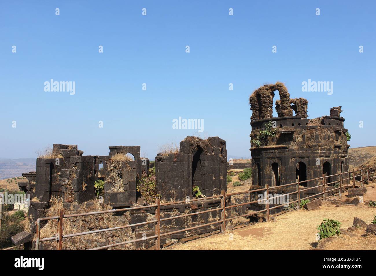 Rovine di mura di fortezza. Forte di Raigad, Maharashtra, India. 1737 anni-vecchio maestoso forte di Chhatrapati Shivaji con 1,300 gradini per salire, 350 ettari e la Foto Stock
