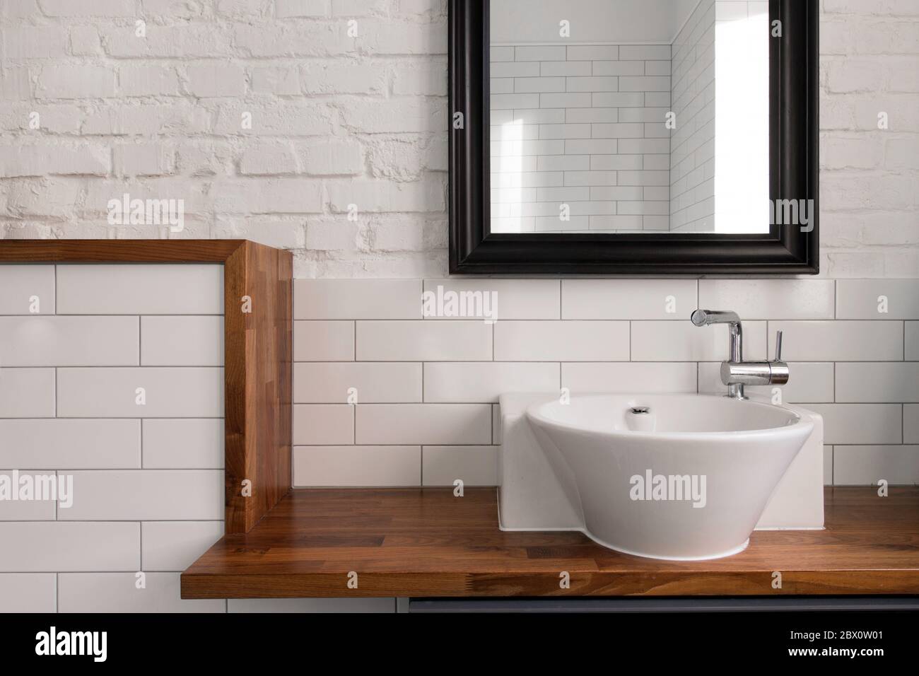 Interno di un bagno luminoso e confortevole dal design semplice Foto Stock