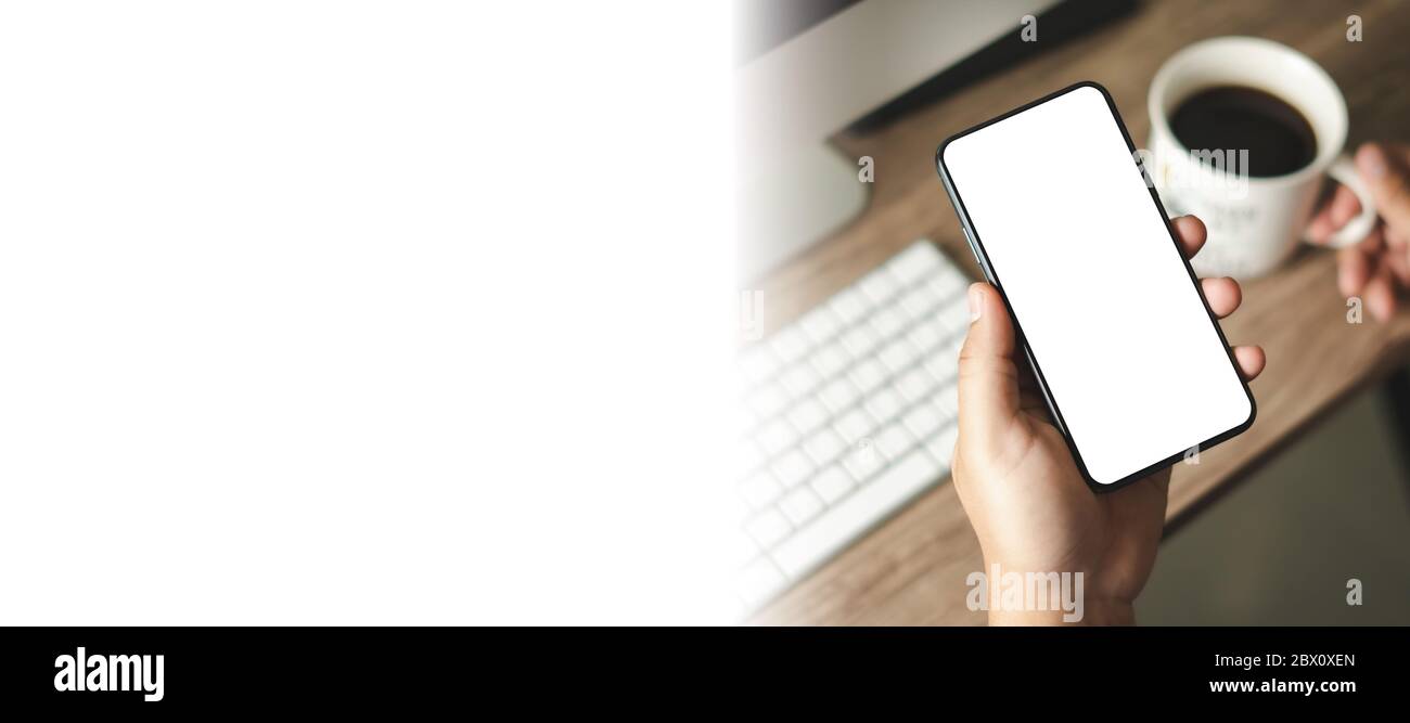 Vista dall'alto immagine di Mockup mano utilizzando uno smartphone MAN che tiene il cellulare con schermo vuoto Foto Stock