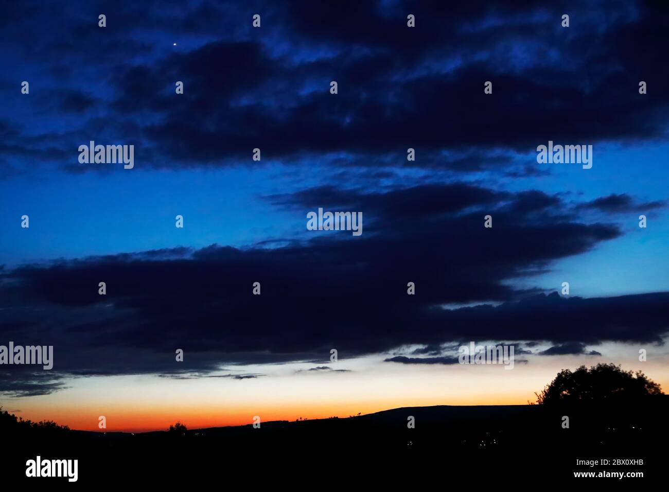 Cielo serale che mostra Venere brillante 08-05-2020 Foto Stock
