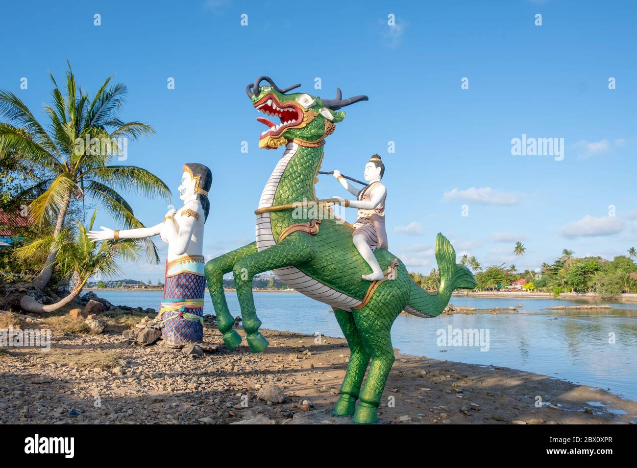 Statue di personaggi thailandesi nel tempio del Grande buddha a Koh Samui, Thailandia. Foto Stock