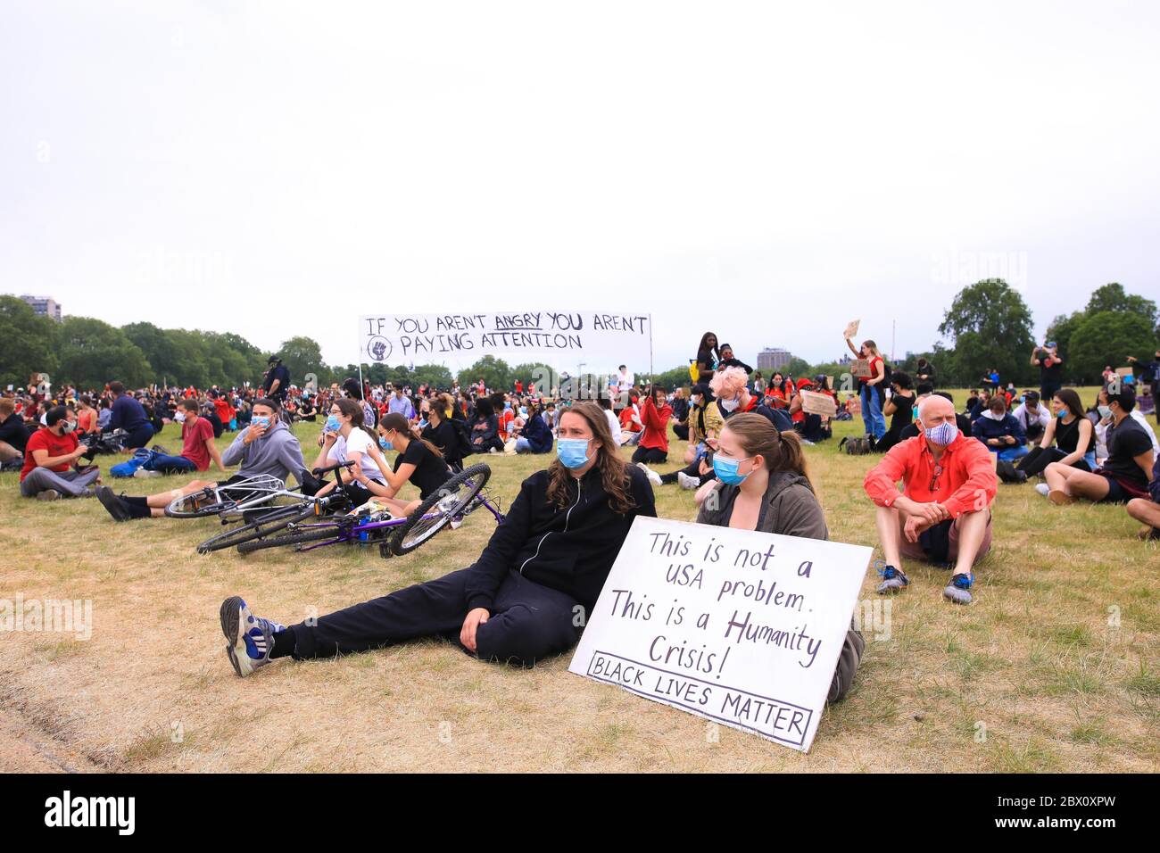 Londra, Inghilterra. 3 giugno 2020. L'attore di Star Wars John Boyega si è Unito alla protesta pacifica nel Speakers Corner di Hyde Park insieme a migliaia di londinesi che indossavano rosso per mostrare il sostegno dietro il movimento Black Lives Matter e chiedere la fine della brutalità della polizia e del razzismo istituzionale in tutto il mondo, seguita dalla morte di George Floyd. Foto Stock