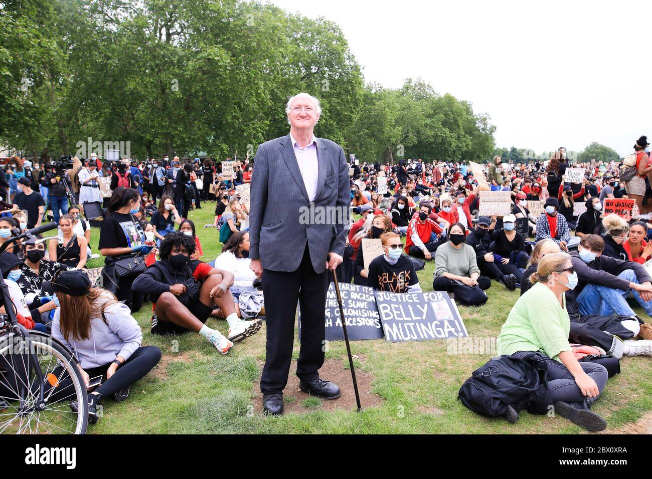 Londra, Inghilterra. 3 giugno 2020. Un anziano bianco si è Unito alla protesta pacifica nell'angolo degli altoparlanti di Hyde Park insieme a migliaia di londinesi che indossano rosso per mostrare il sostegno dietro il movimento Black Lives Matter e chiedere la fine della brutalità della polizia e del razzismo istituzionale in tutto il mondo, seguita dalla morte di George Floyd. Foto Stock