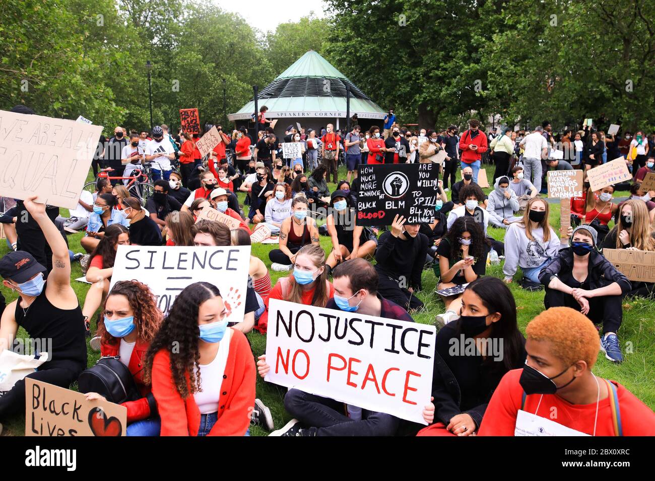 Londra, Inghilterra. 3 giugno 2020. L'attore di Star Wars John Boyega si è Unito alla protesta pacifica nel Speakers Corner di Hyde Park insieme a migliaia di londinesi che indossavano rosso per mostrare il sostegno dietro il movimento Black Lives Matter e chiedere la fine della brutalità della polizia e del razzismo istituzionale in tutto il mondo, seguita dalla morte di George Floyd. Foto Stock