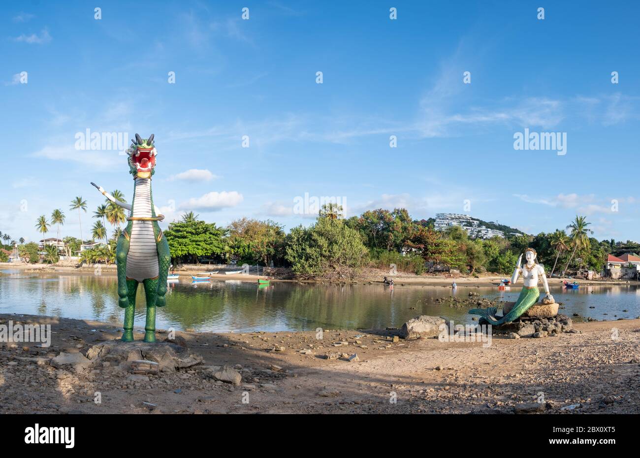 Statue di personaggi thailandesi nel tempio del Grande buddha a Koh Samui, Thailandia. Foto Stock