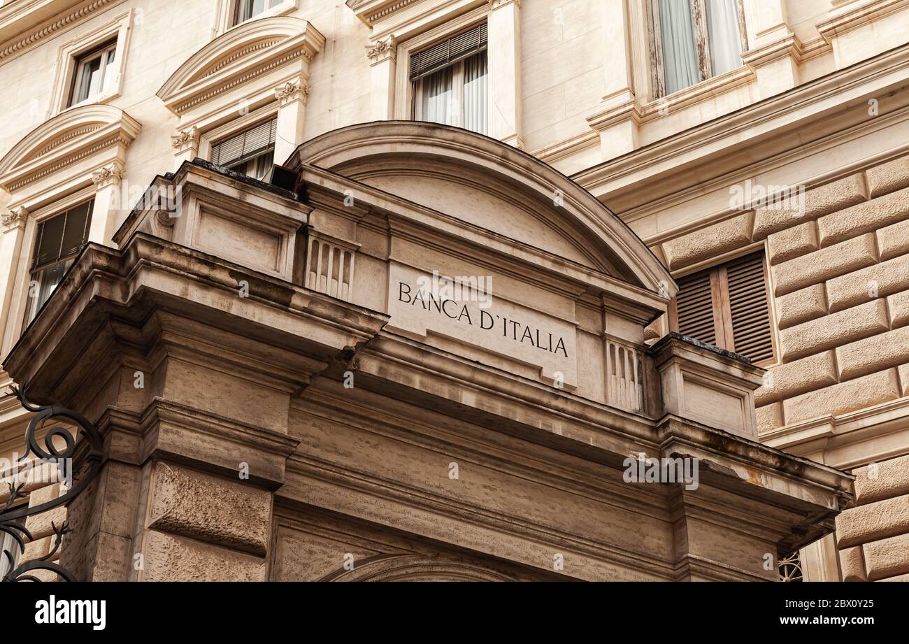 Roma - 13 febbraio 2016: Porta d'ingresso della sede principale della Banca Nazionale Italiana a Roma. Architettura classica con etichetta di testo Foto Stock
