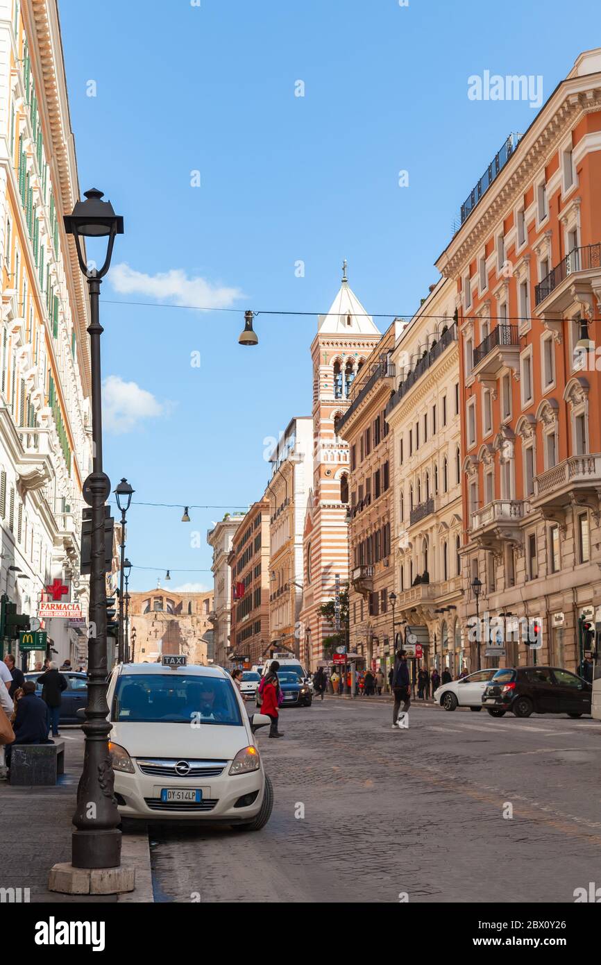 Roma, Italia - 13 febbraio 2016: Roma vista verticale della strada con auto parcheggiate e gente comune vicino a case di soggiorno Foto Stock