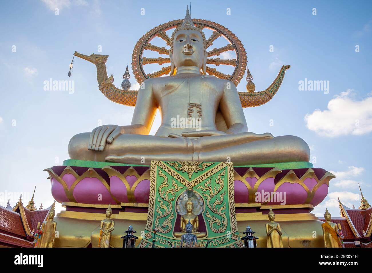 Statua gigante e dorata del Grande Buddha nel tempio di Wat Phra Yai sull'isola di Koh Samui in Thailandia. Grande statua di buddha e cielo blu Foto Stock