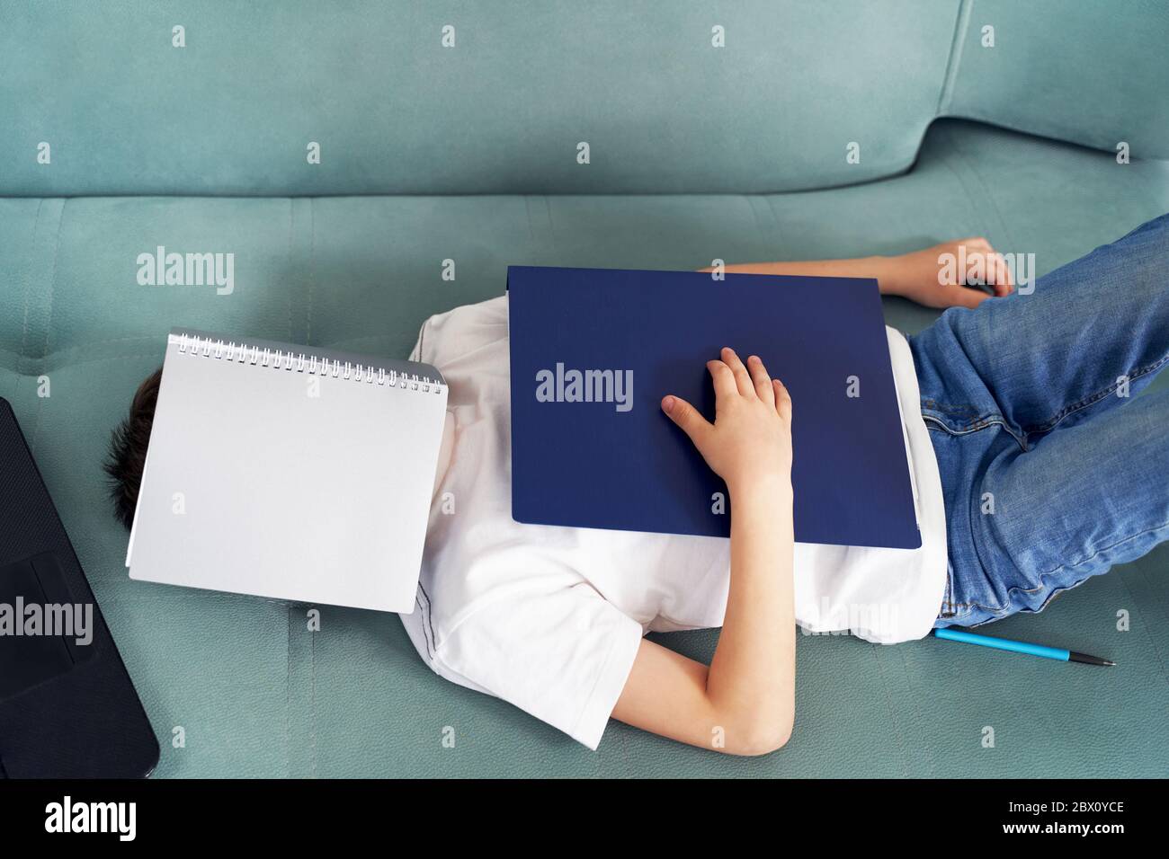 imparare a distanza a casa con gli studenti. gli studenti studiano a casa Foto Stock