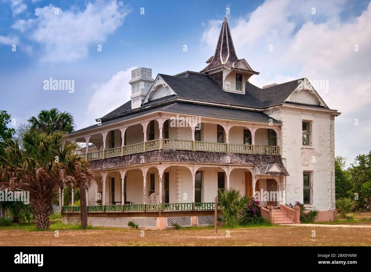 Rabb Plantation House, in stile vittoriano, prima della ristrutturazione, presso il Sabal Palm Grove Sanctuary vicino a Brownsville, Rio Grande Valley, Texas, USA Foto Stock