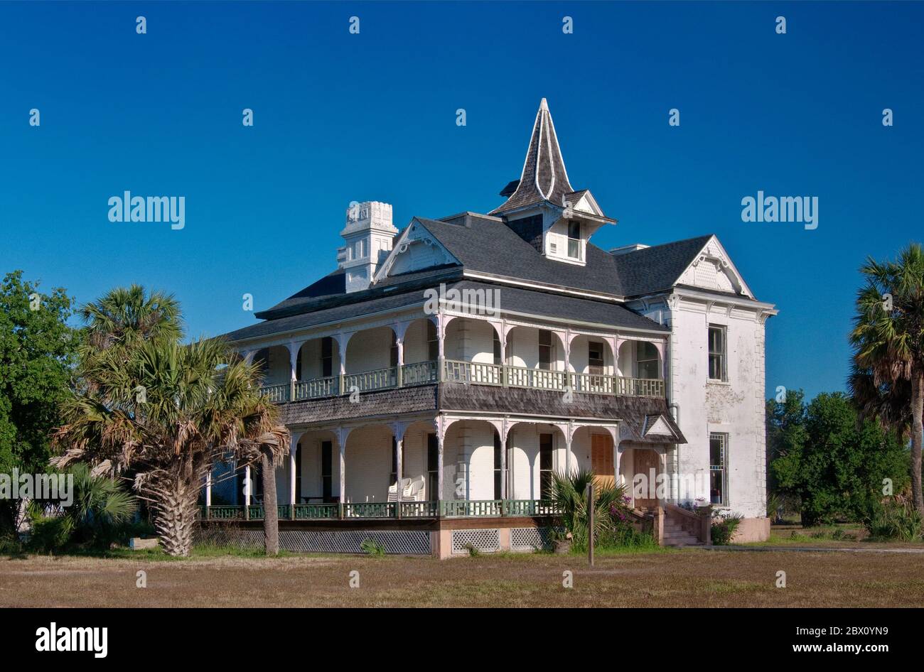 Rabb Plantation House, in stile vittoriano, prima della ristrutturazione, presso il Sabal Palm Grove Sanctuary vicino a Brownsville, Rio Grande Valley, Texas, USA Foto Stock