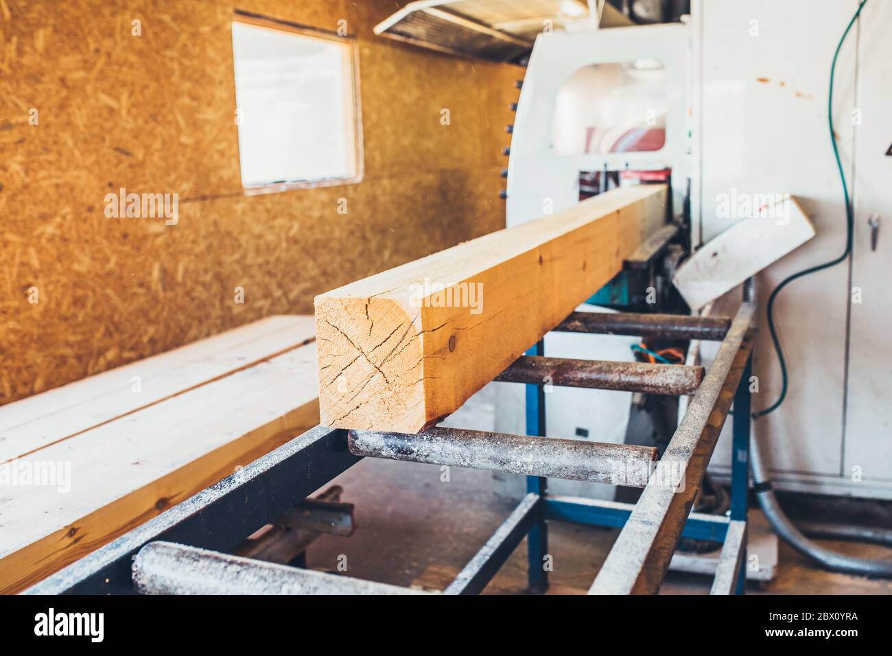 Fornitura e caricamento di legname nella profilatrice - profilatrice - segheria - produzione di legname laminato incollato Foto Stock