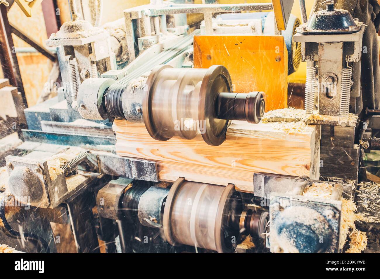 Taglio della serratura e giunti nella barra profilata per assemblare una casa in legno - segheria - produzione di legno laminato incollato Foto Stock