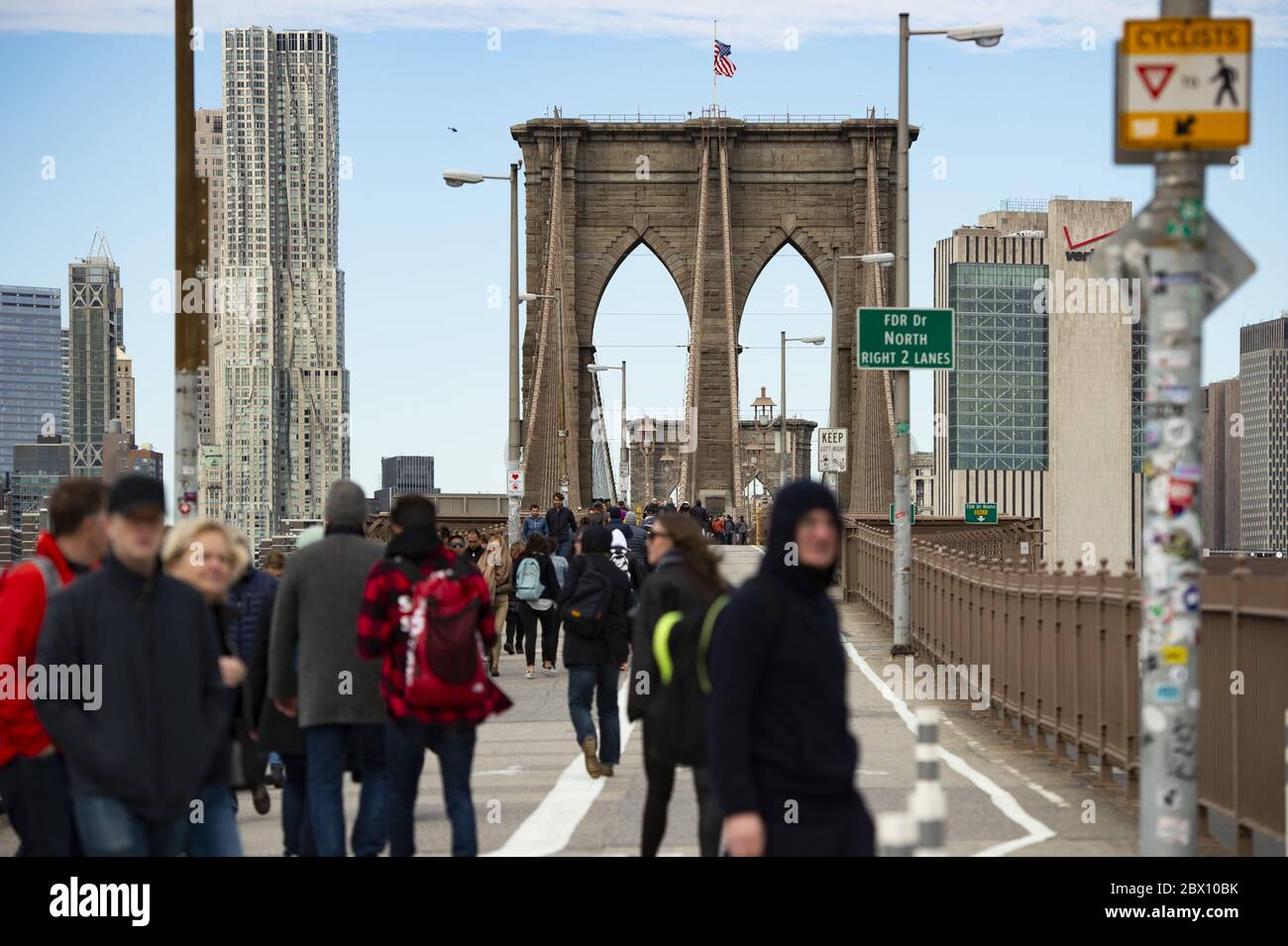 New York, Stati Uniti, 4 maggio 2020. Alcune persone camminano sul ponte di Brooklyn durante l'epidemia di Covid-19. Foto Stock