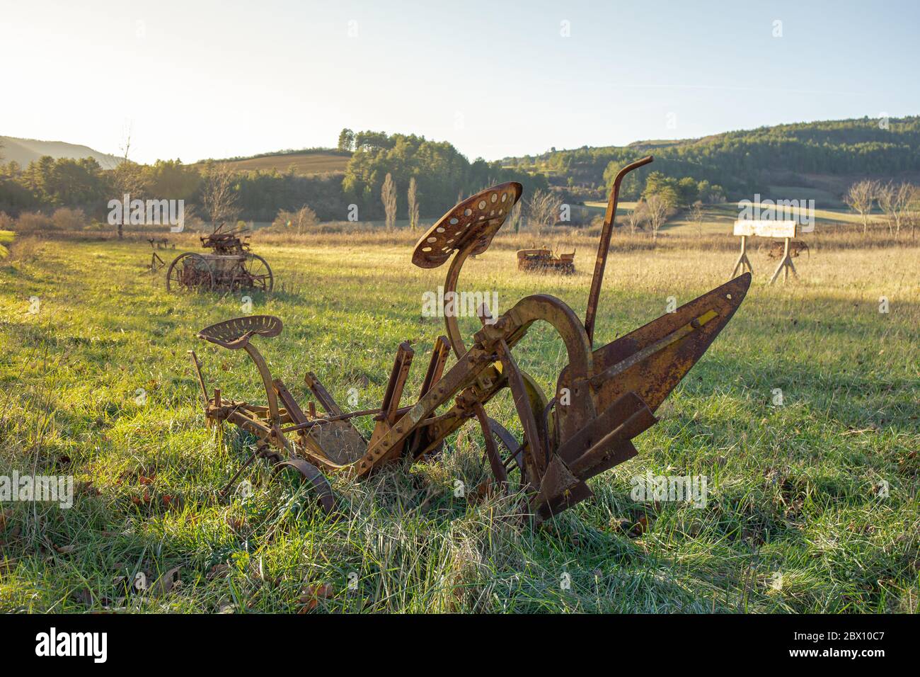 Antichi attrezzi agricoli lasciati fuori nel campo Foto Stock