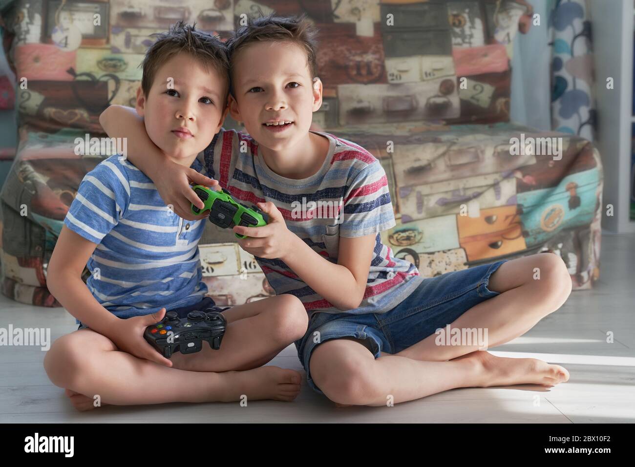 due ragazzini divertenti che hanno un sacco di divertimento con il video giochi Foto Stock