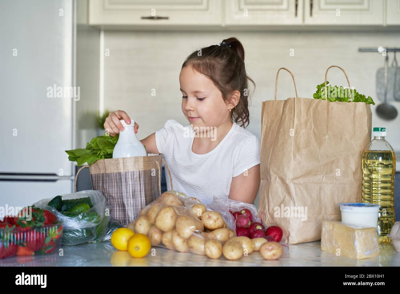 consegna senza contatto durante il periodo di quarantena in tempi di coronavirus Foto Stock