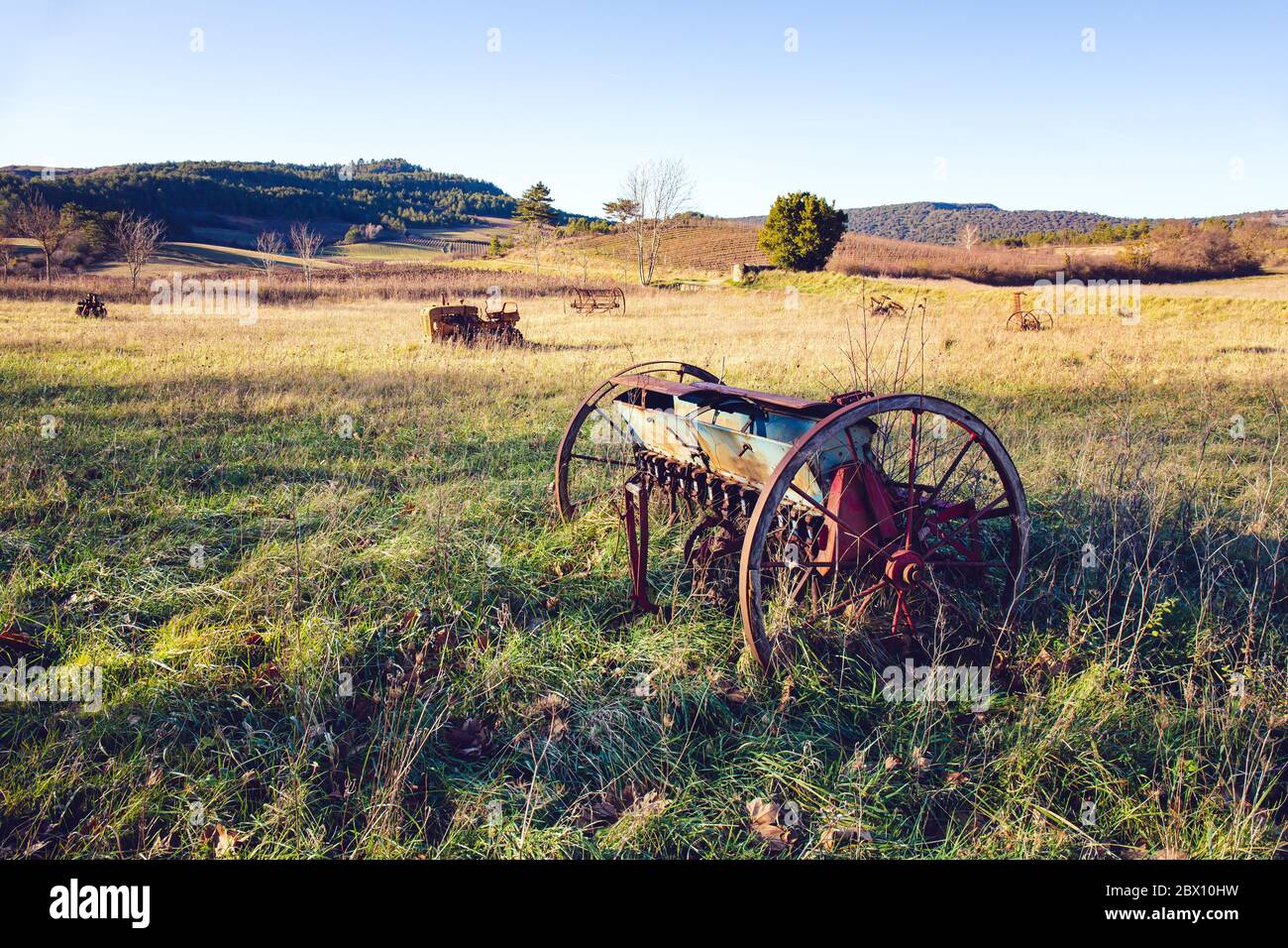 Antichi attrezzi agricoli lasciati fuori nel campo Foto Stock