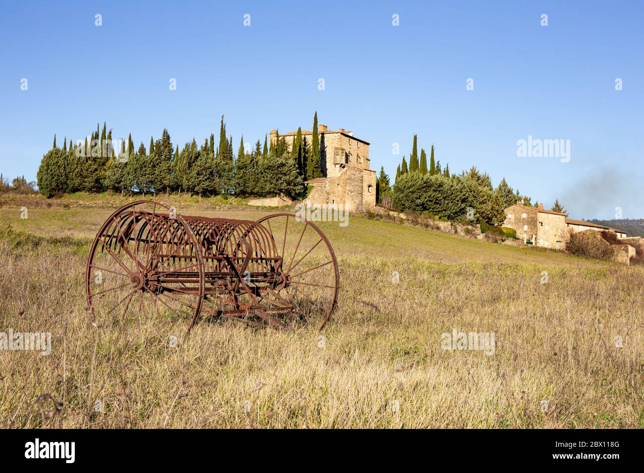 Antichi attrezzi agricoli lasciati fuori nel campo Foto Stock