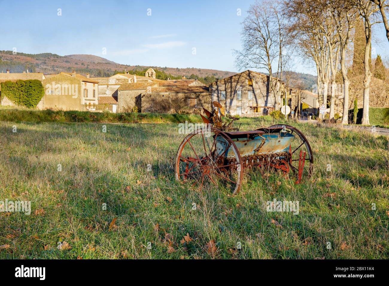 Antichi attrezzi agricoli lasciati fuori nel campo Foto Stock