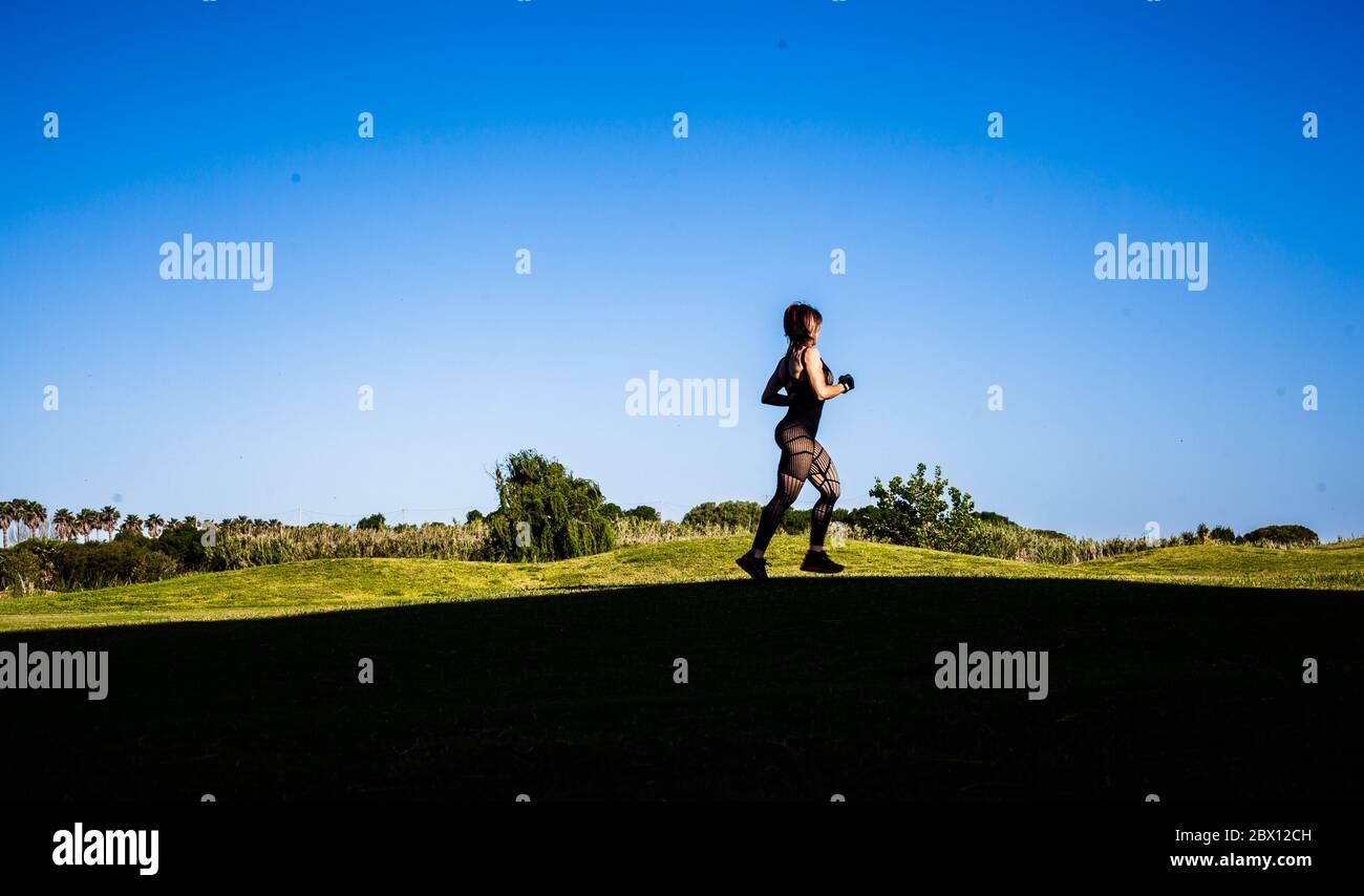 Donna attiva che fa sport nella natura Foto Stock