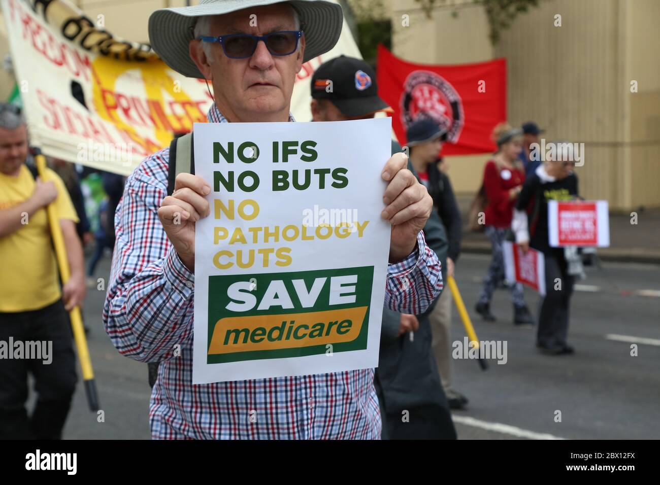 Nella foto: ‘No IFS. Nessun burt. Nessun taglio patologico. Salva il segno di Medicare. La marcia annuale del giorno di maggio è iniziata nel parco di Belmore, vicino alla stazione centrale e procedere Foto Stock