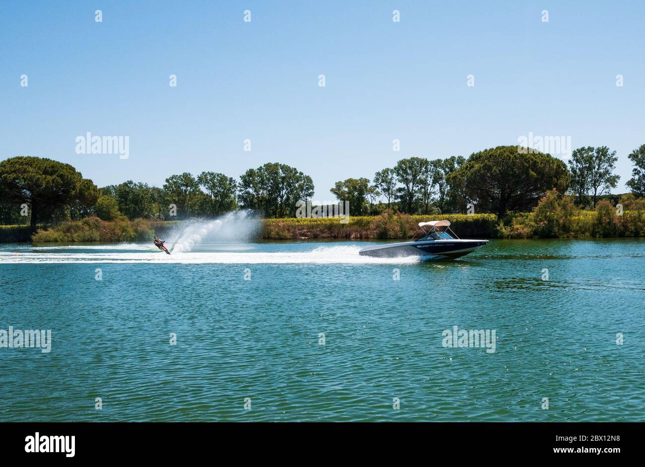 Sci d'acqua, sveglia, surf, sport all'aperto, sci nautique Foto Stock