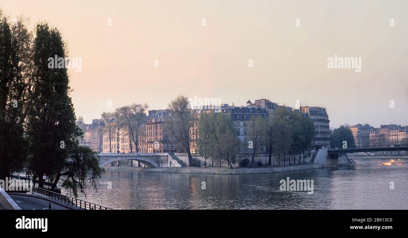 Foto illustrazione Ile Saint Louis da Quai de l’Hotel de Ville, Parigi la mattina presto. Scatto di archivio scansionato da lucidi; 1972 Foto Stock