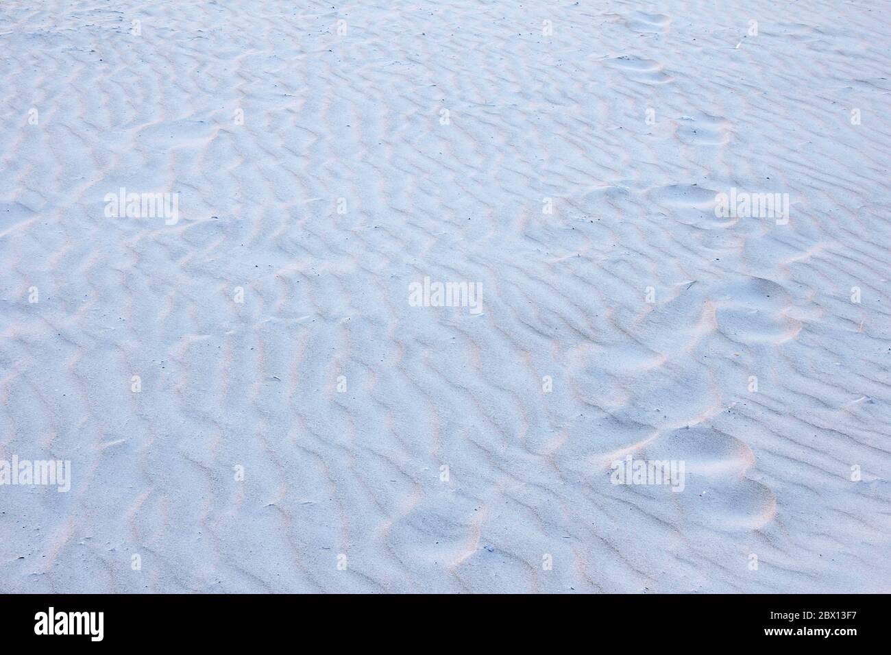 Sabbia della spiaggia texture e motivo sfondo blu pastello Foto Stock