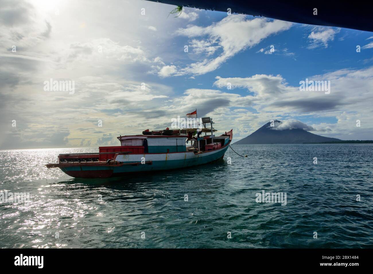 Barca ancorata all'isola di Bunaken, Sulawesi Nord, Indonesia. Foto Stock