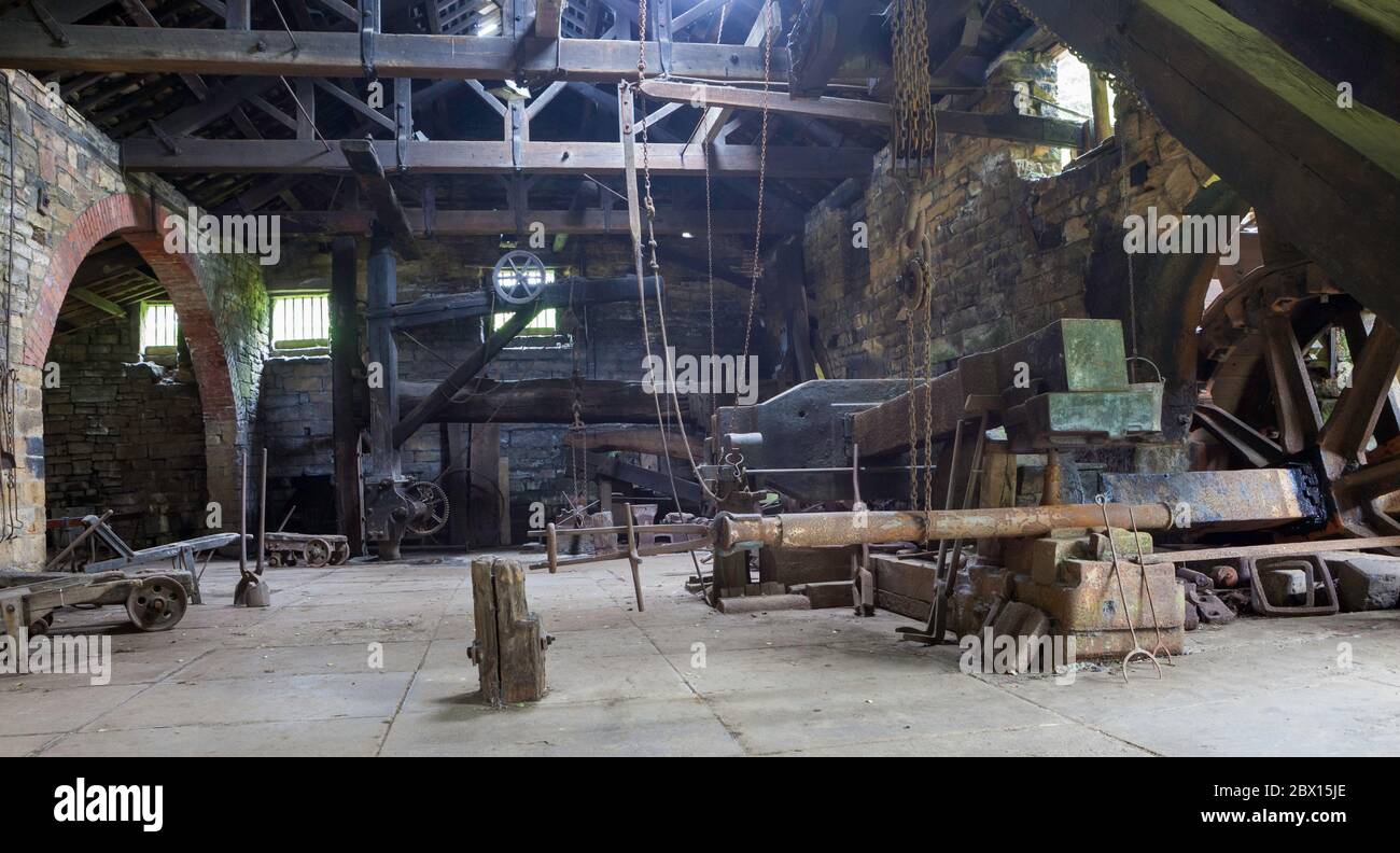 Vista interna di Wortley Top Forge, un'antica fucina di ferro pesante alimentata ad acqua, ora museo industriale nel Thurgoland, nello Yorkshire meridionale Foto Stock