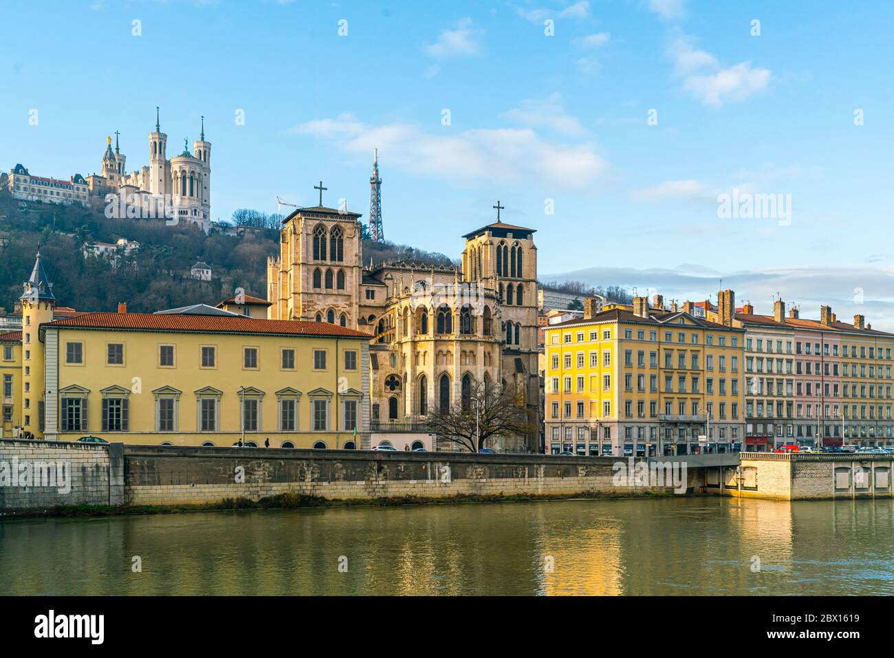 Lione, Francia 3 gennaio 2020 - la Basilique Notre Dame de Fourviere (la Basilica di Notre Dame de Fourviere) sulla cima della collina nella parte vecchia Foto Stock