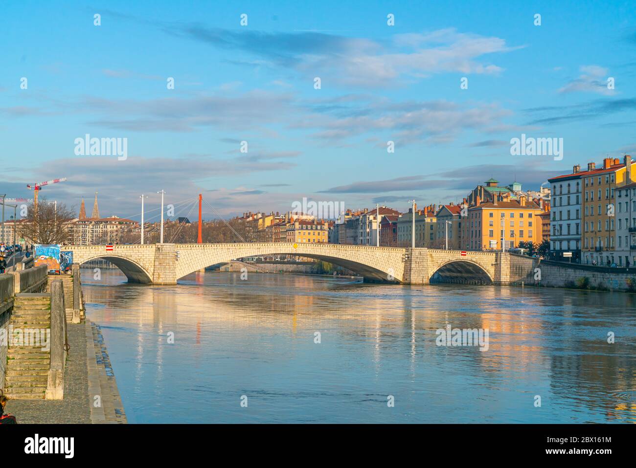 Lione, Francia 3 gennaio 2020 - persone, biciclette e auto che attraversano il fiume Saone sul Pont Bonaparte (ponte di Bonaparte) Foto Stock