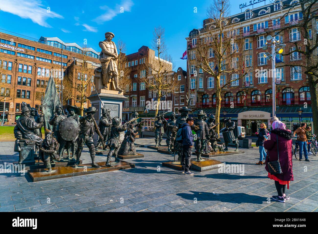 Amsterdam, 9 aprile 2019 - Visita turistica e fare foto della ricostruzione della notte con statue sulla piazza RemabrandtSquare nel vecchio Foto Stock