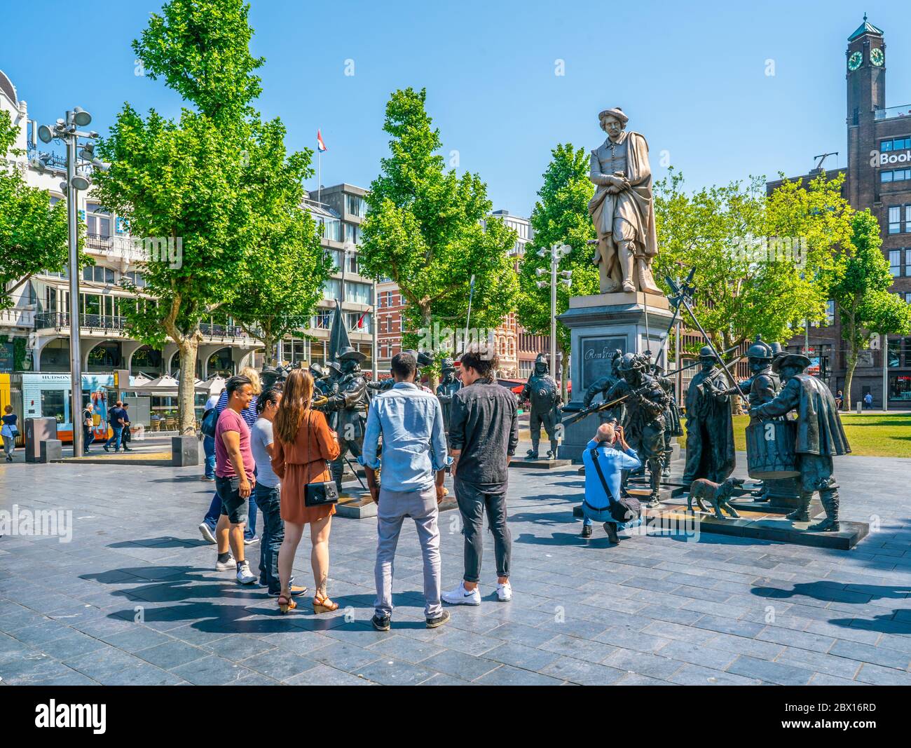 Amsterdam, Paesi Bassi maggio 27 2018 - i turisti che fanno foto delle statue raffiguranti il dipinto dell'ottavo tratteggio in piazza Rembrandtplein Foto Stock