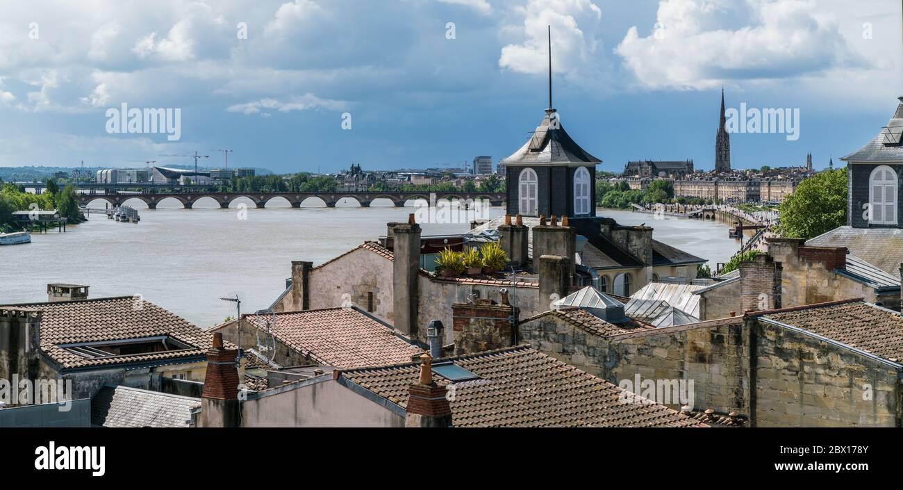 Bordeaux, Francia, 13 maggio 2018: Vista sul tetto del viale pieno di turisti e il ponte che attraversa il fiume Garonna in estate Foto Stock