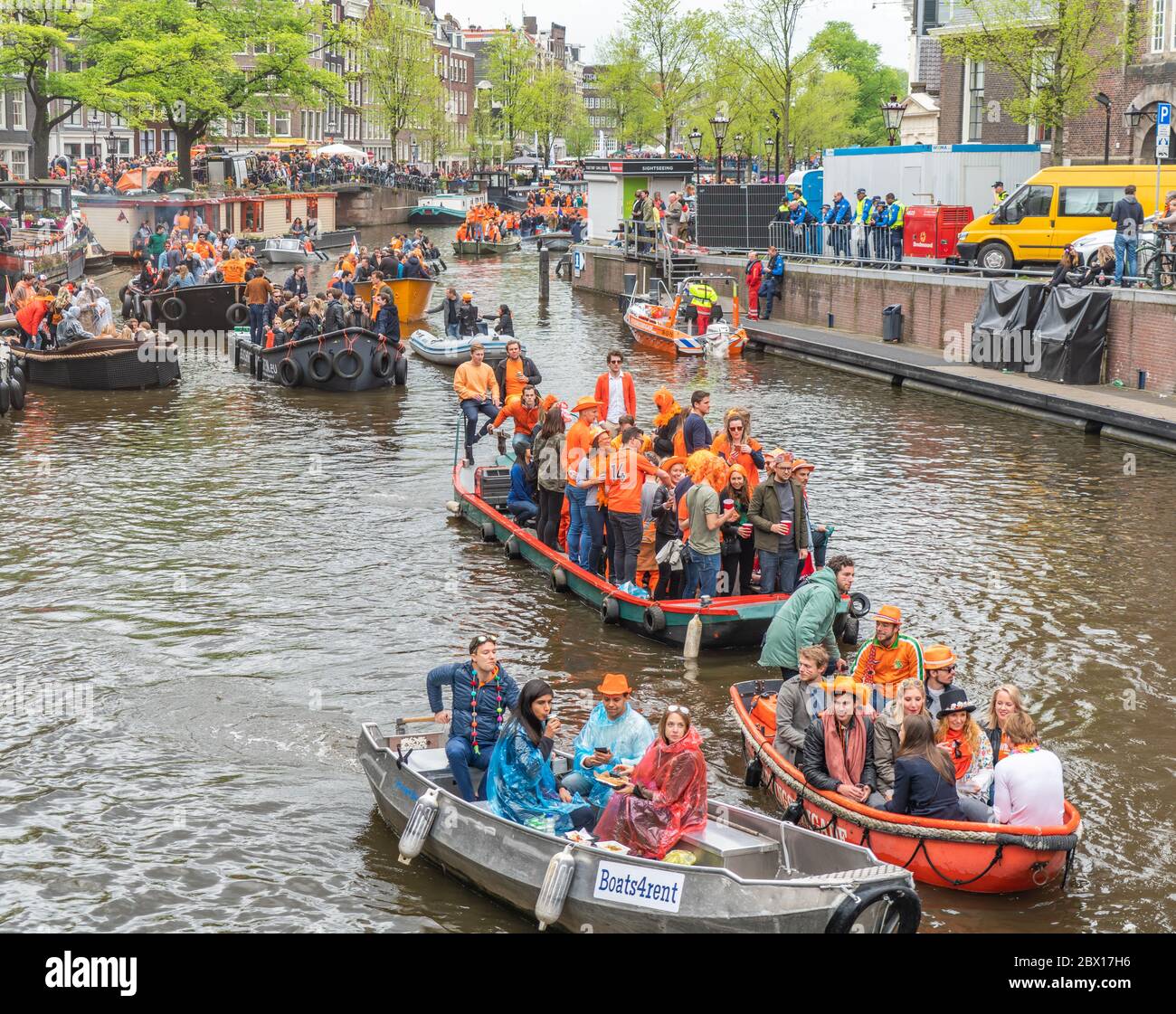 Amsterdam, Paesi Bassi, aprile 27 2018, turisti e gente del posto navigano sul Prinsengracht per celebrare Kingsday Foto Stock