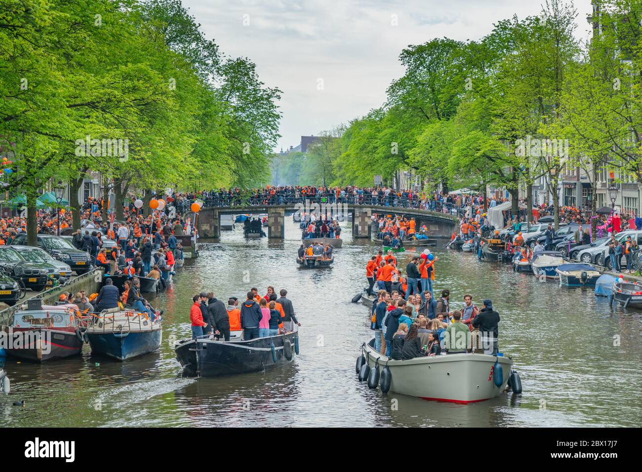 Amsterdam, Paesi Bassi, aprile 27 2018, turisti e gente del posto navigano sul Prinsengracht per celebrare Kingsday Foto Stock