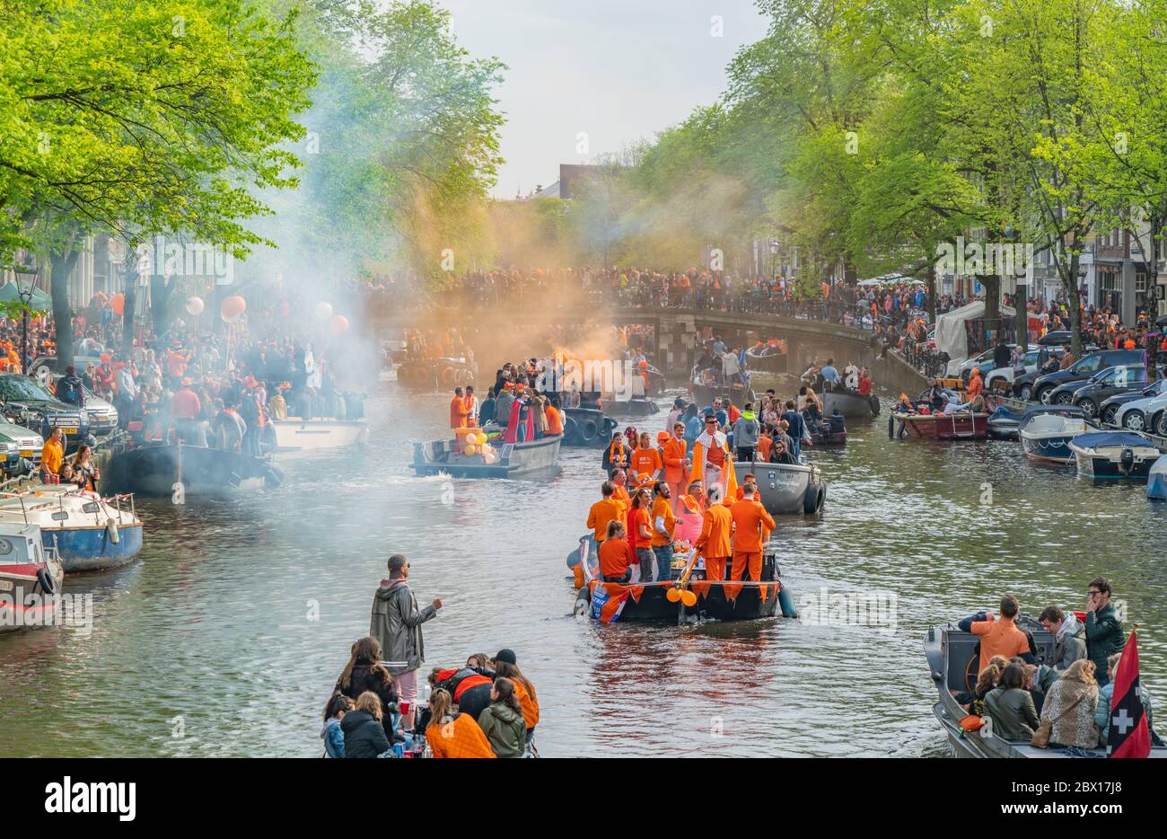 Amsterdam, Paesi Bassi, aprile 27 2018, turisti e gente del posto navigano sul Prinsengracht per celebrare Kingsday Foto Stock