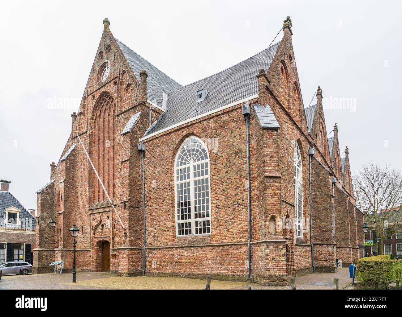Leeuwarden, Paesi Bassi, aprile 14 2018, la Jacobijnenkerk conosciuta anche come la vecchia chiesa (oude kerk) nel centro della città Foto Stock
