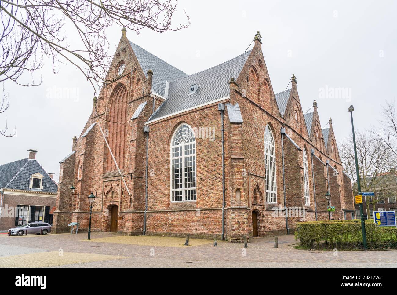 Leeuwarden, Paesi Bassi, aprile 14 2018, la Jacobijnenkerk conosciuta anche come la vecchia chiesa (oude kerk) nel centro della città Foto Stock